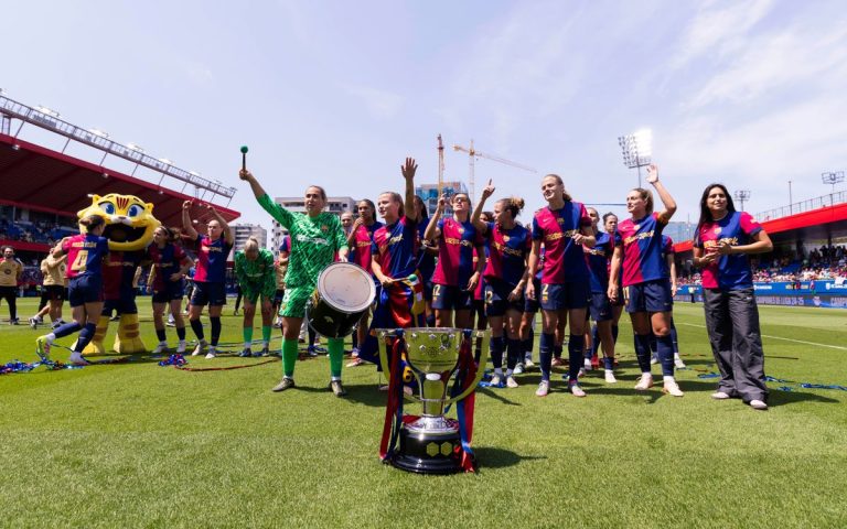 Afición del Barça Femení celebrando en el Estadio Johan Cruyff