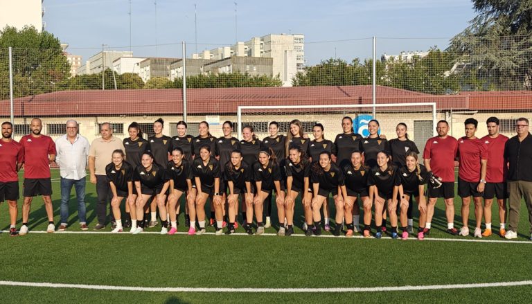 La plantilla y cuerpo técnico del Victoria CF posa con el presidente del club y el concejal de Deportes de A Coruña