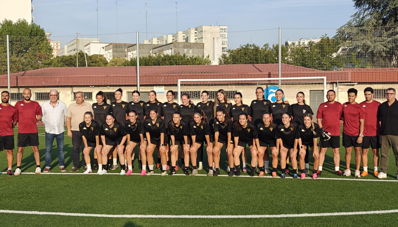 La plantilla y cuerpo técnico del Victoria CF posa con el presidente del club y el concejal de Deportes de A Coruña