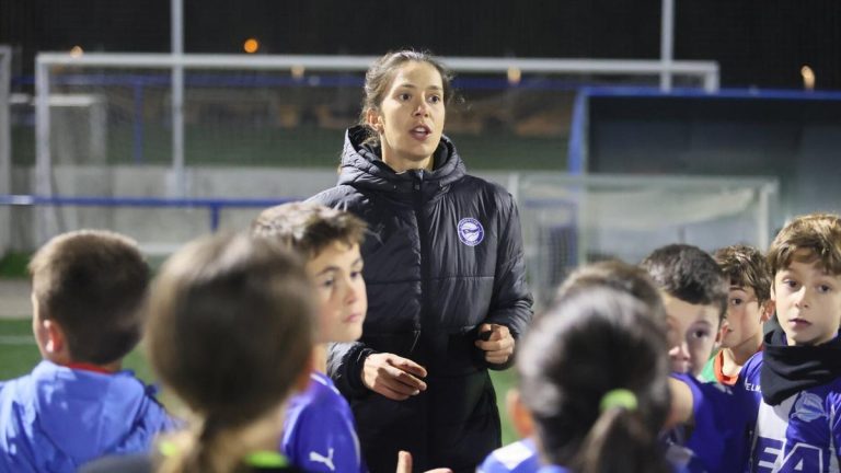 Andrea Esteban, entrenadora del Deportivo Alavés femenino, durante un entrenamiento