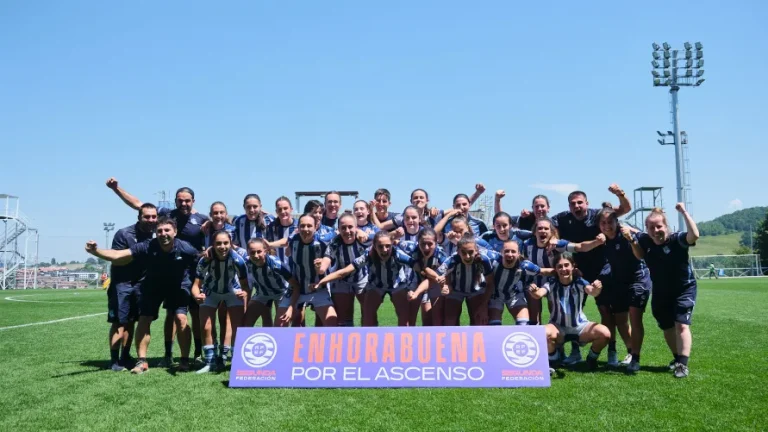 Jugadoras de la Real Sociedad B celebran el ascenso a Primera Federación Iberdrola
