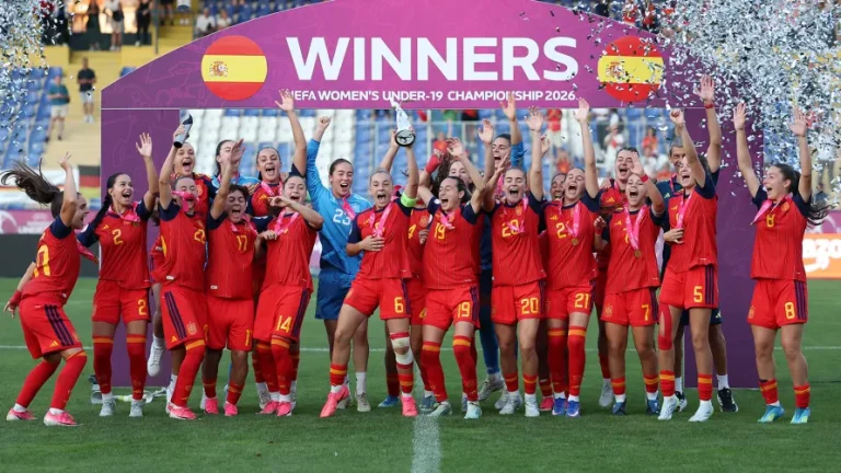 La selección española sub-19 femenina celebra su quinto título europeo consecutivo