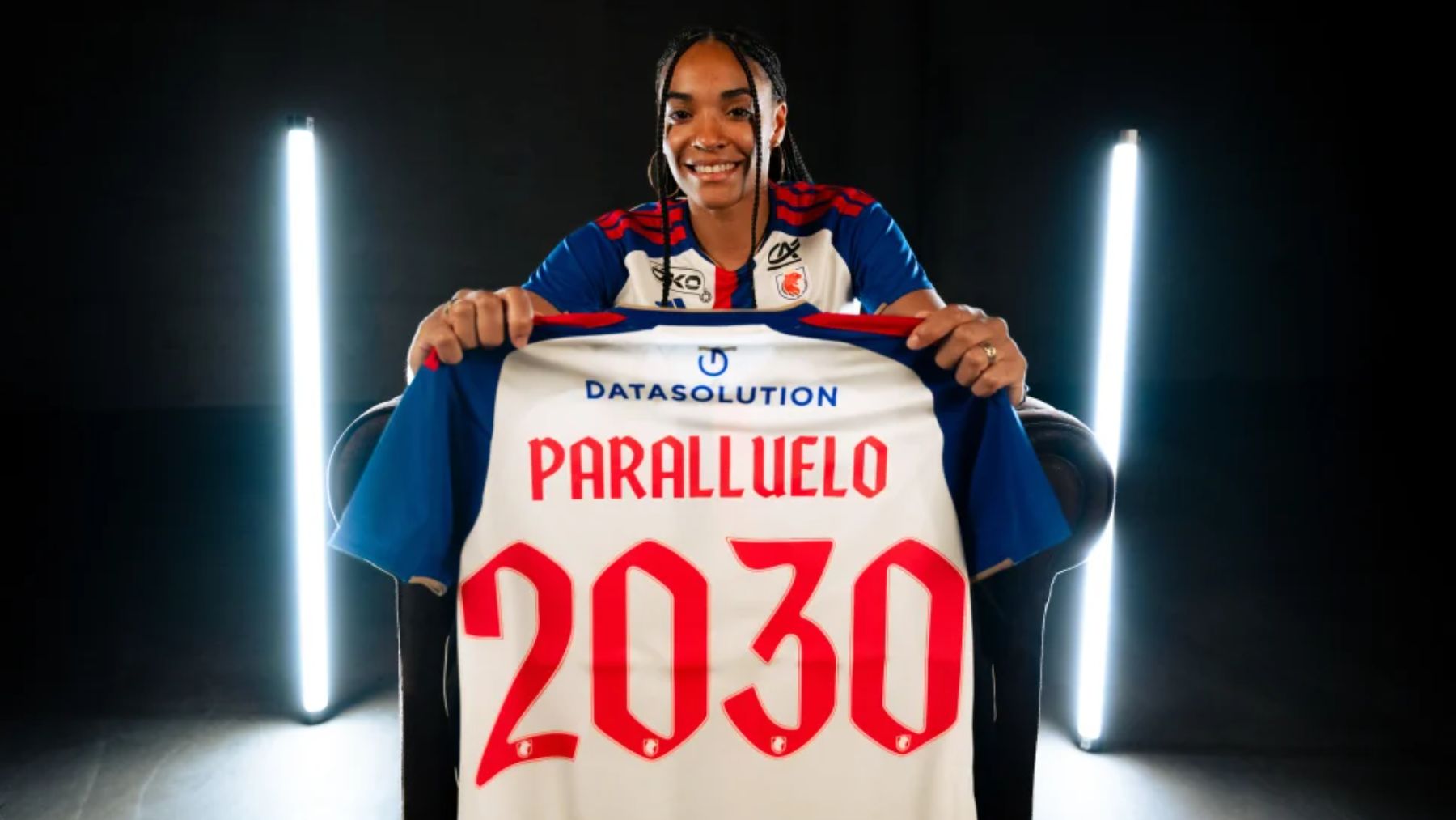 Salma Paralluelo posa como nueva jugadora del OL Lyonnes