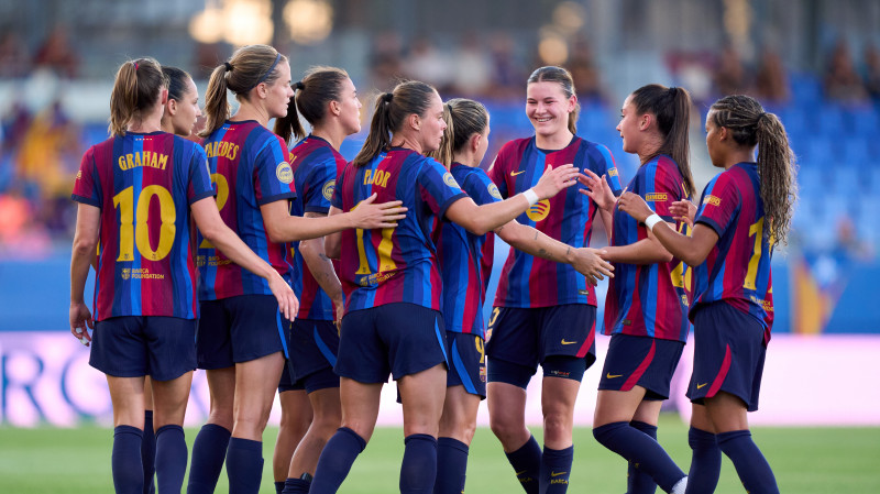 Sakina Ouzraoui Diki, delantera internacional marroquí, posa con la camiseta del Madrid CFF tras su fichaje para la Liga F 2026/27