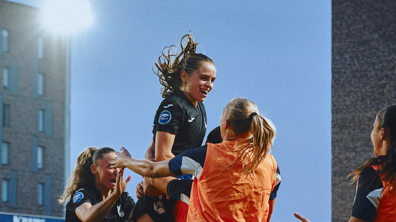 Felicia Schröder celebra el gol de la victoria del Real Madrid ante el Atlético de Madrid en el derbi de la jornada 1 de la Liga F 2026/27