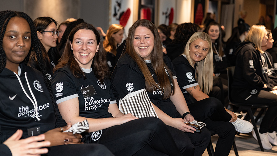 Grupo de entrenadoras participantes en el programa UEFA B Prep Programme de The FA, Nike y The Powerhouse Project — origen del programa Game Changers lanzado en agosto de 2026