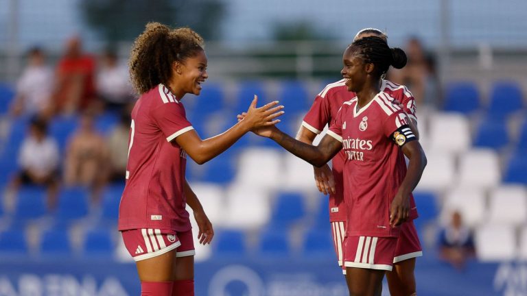 Linda Caicedo celebra con Schröder tras la remontada ante el Tottenham