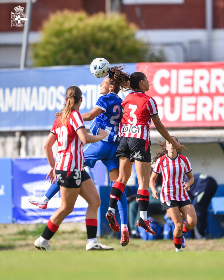 Disputa de una pelota aérea entre el Dépor ABANCA y el Athletic Club