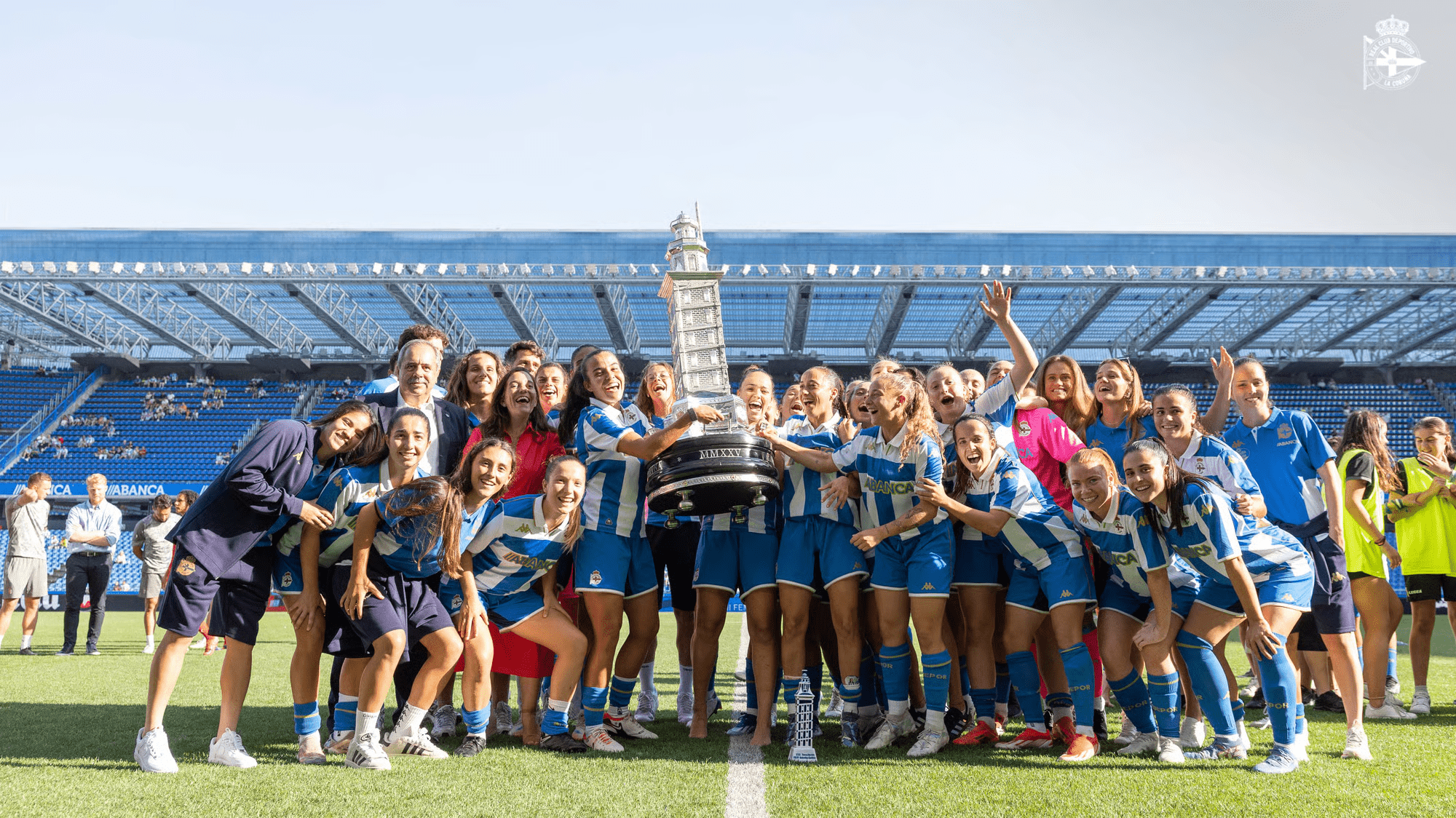 El Dépor ABANCA posando junto al Trofeo Teresa Herrera