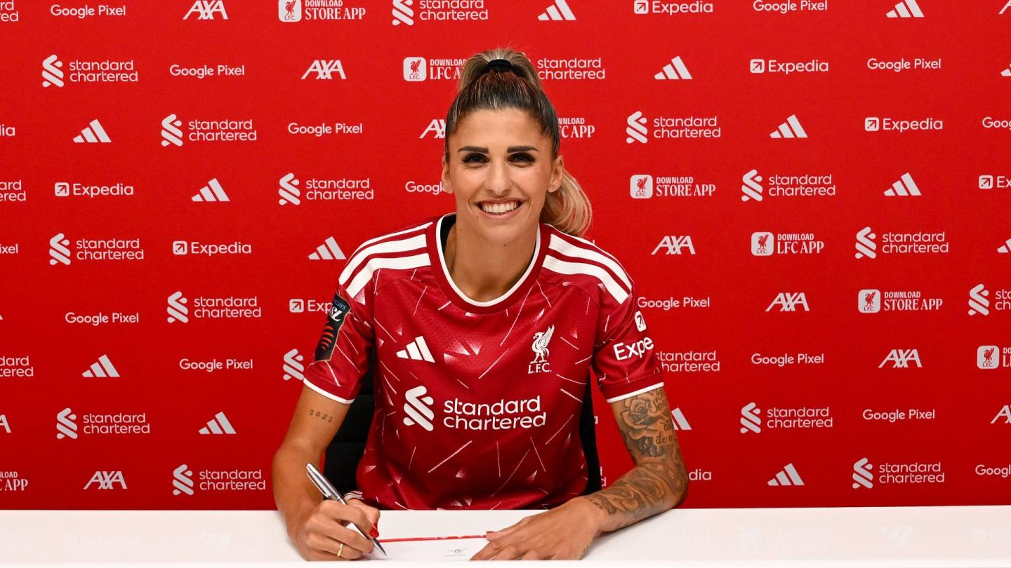Natalia Ramos posa con la camiseta del Liverpool FC Women tras su fichaje oficial