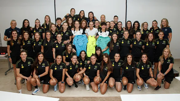 Sonia Bermúdez e Iraia Iturregi con las árbitras de Primera División