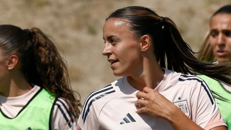 Clara Serrajordi entrenando con la selección española Sub-20 antes de su lesión en la muñeca