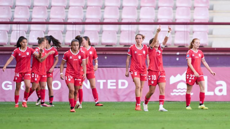 Isina celebra un gol con el Logroño United ante el Valencia en Las Gaunas