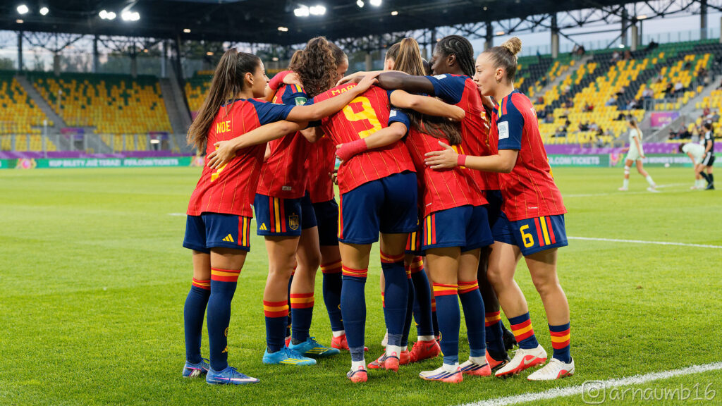 España supera a una Portugal en inferioridad y sella su pase a cuartos ante Brasil
