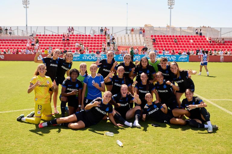 El RC Deportivo Abanca celebra su primera victoria del curso en Granada