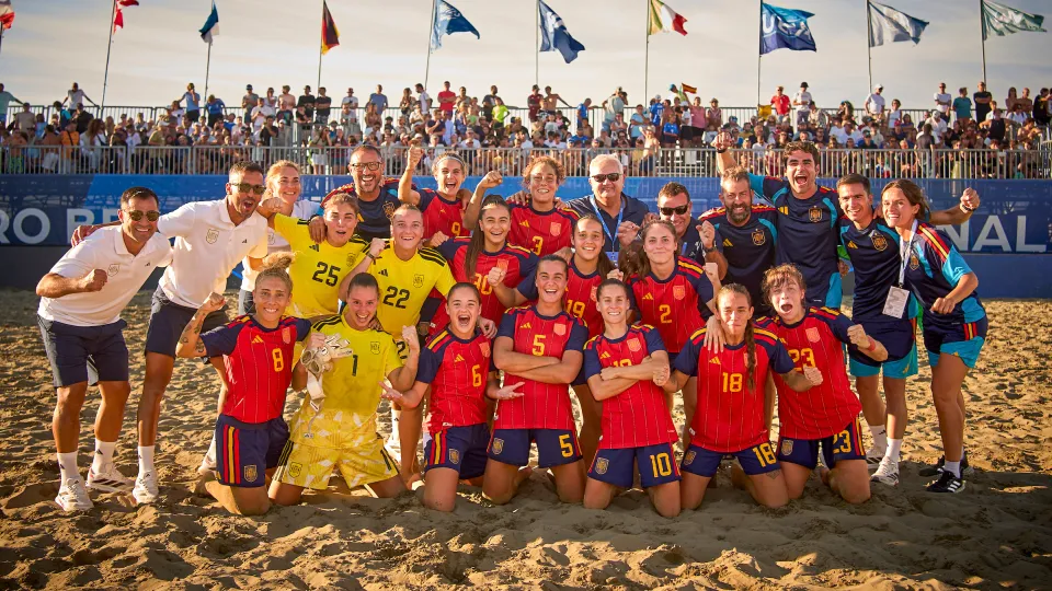 España reconquista el título europeo de fútbol playa femenino tras remontar a Italia en la prórroga