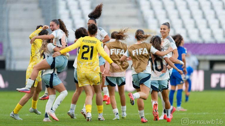 Daniela Agote celebra un gol con España en la semifinal del Mundial Sub-20 ante Italia