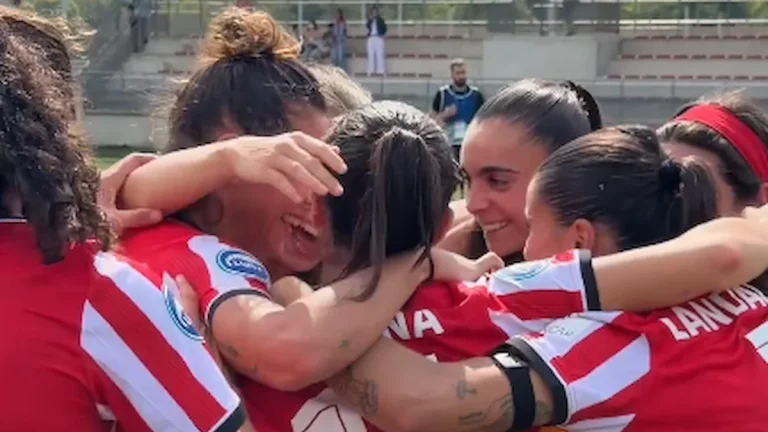 Jugadoras del Athletic Club celebran un gol ante el Atlético de Madrid en Lezama