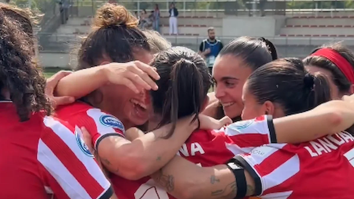 Jugadoras del Athletic Club celebran un gol ante el Atlético de Madrid en Lezama