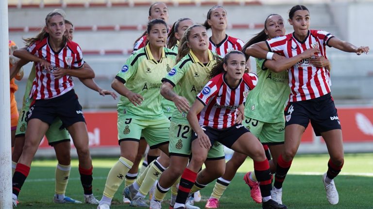 Jugadoras del Athletic Club y el RCD Espanyol disputan un balón en Lezama en la jornada 3 de Liga F