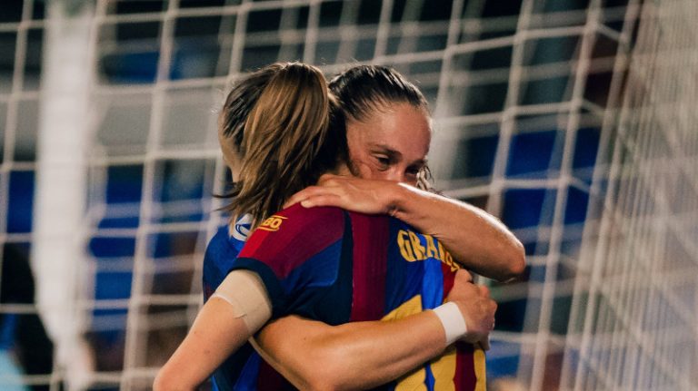 Ewa Pajor abraza a Caroline Graham Hansen tras un gol del Barça ante el Paris FC en la Champions femenina