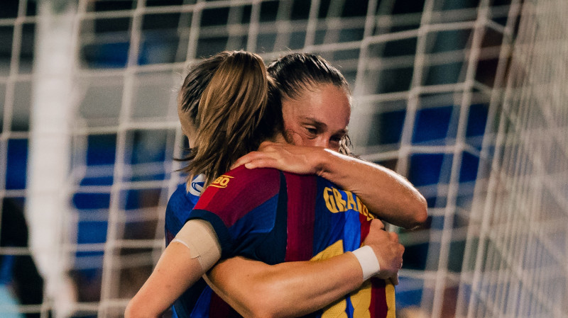 Ewa Pajor abraza a Caroline Graham Hansen tras un gol del Barça ante el Paris FC en la Champions femenina