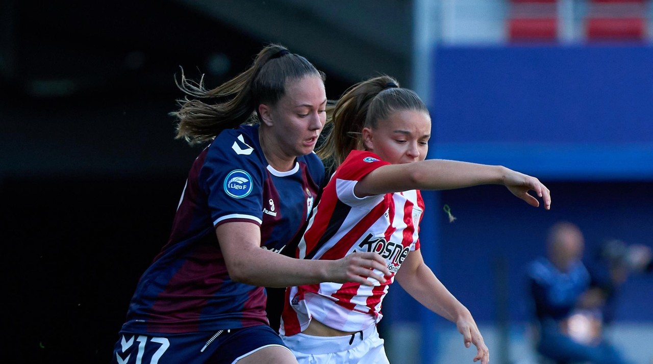 Jugadoras del SD Eibar celebrando su victoria ante el Athletic Club en el derbi vasco