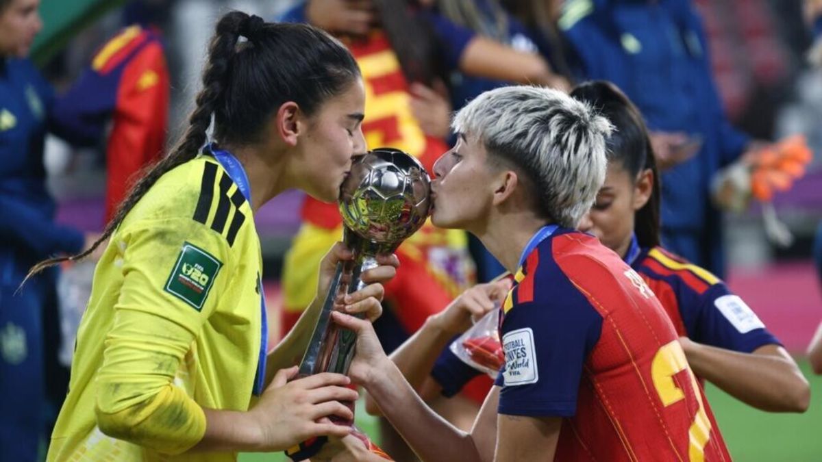 Jugadoras de la selección española sub-20 con el trofeo de campeonas del Mundial femenino de Polonia 2026