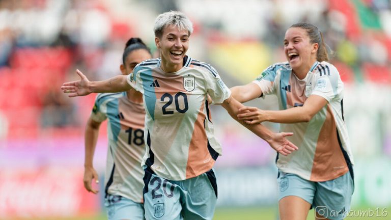 Jugadoras de la selección española sub-20 celebran el gol de Pau Comendador ante China en el Mundial de Polonia