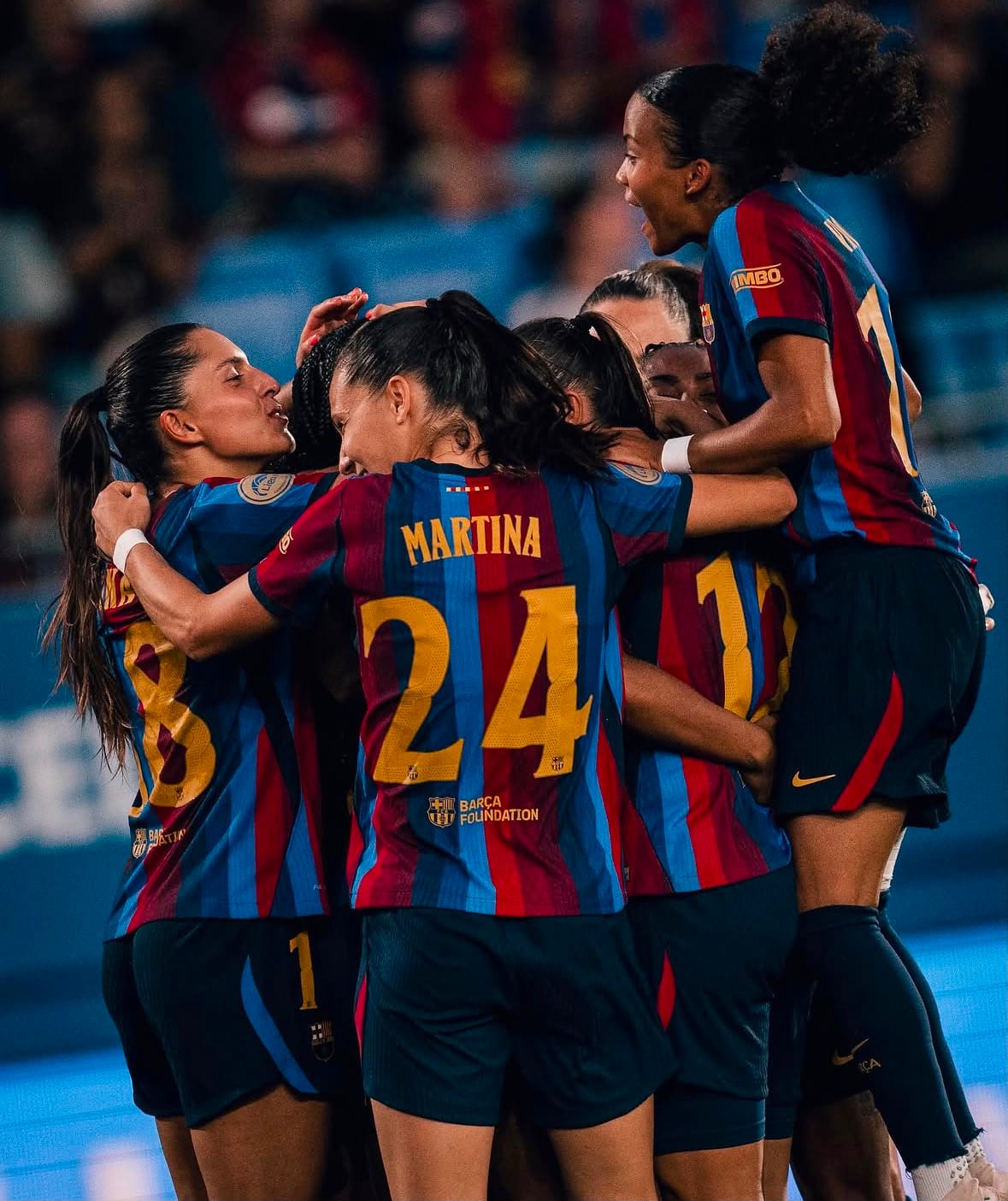 Jugadoras del FC Barcelona celebrando un gol en la goleada ante el Alavés