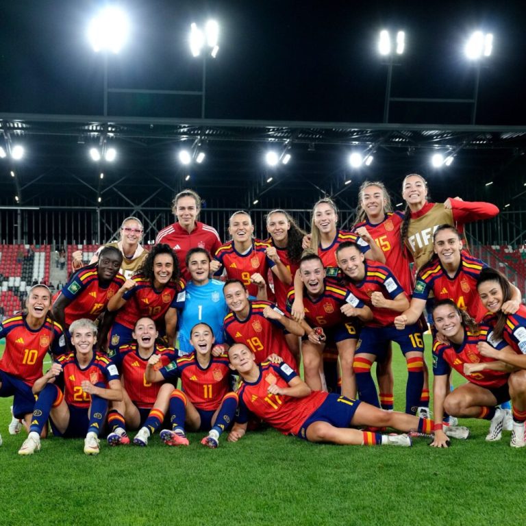 La selección española sub-20 celebra un gol en la goleada 11-0 a Nueva Caledonia en el Mundial de Polonia