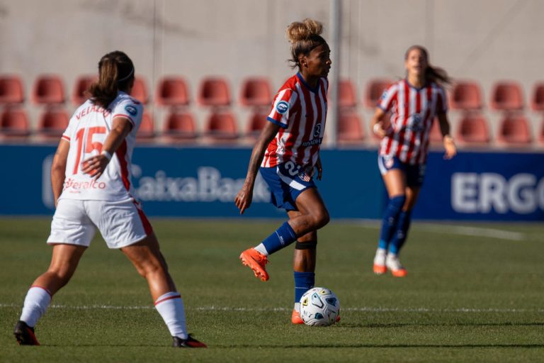 Allegra Poljak celebra su gol con el Atlético de Madrid ante el Logroño United