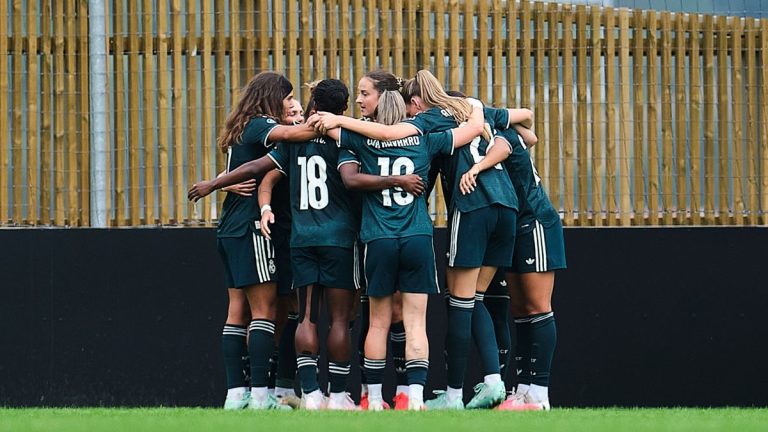 Jugadoras del Real Madrid celebran un gol ante la Real Sociedad en Zubieta