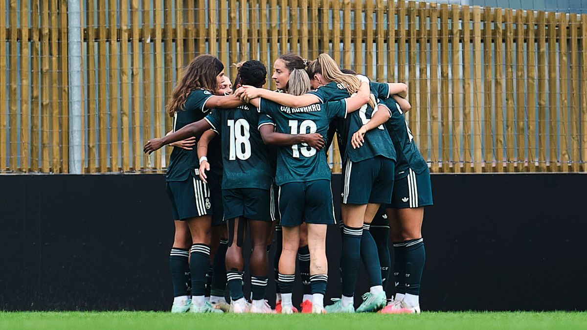 Jugadoras del Real Madrid celebran un gol ante la Real Sociedad en Zubieta