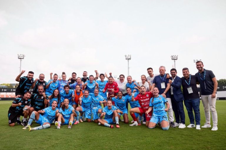 Jugadoras del Costa Adeje Tenerife Egatesa durante el partido ante el Valencia en el Antonio Puchades