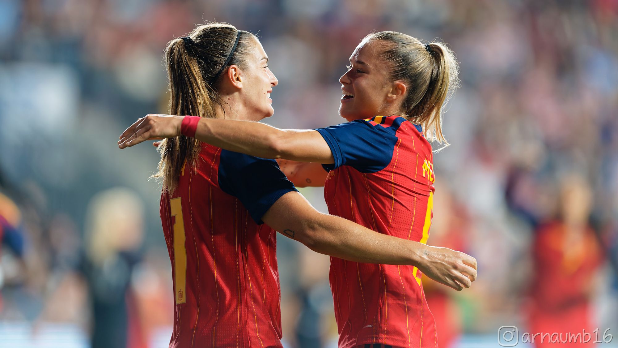 Alexia Putellas celebra con Andrea Medina su gol ante Estados Unidos en su partido 150 con la selección española