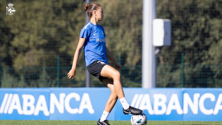 Futbolistas de la cantera femenina del RC Deportivo antes del derbi ante As Celtas en A Madroa