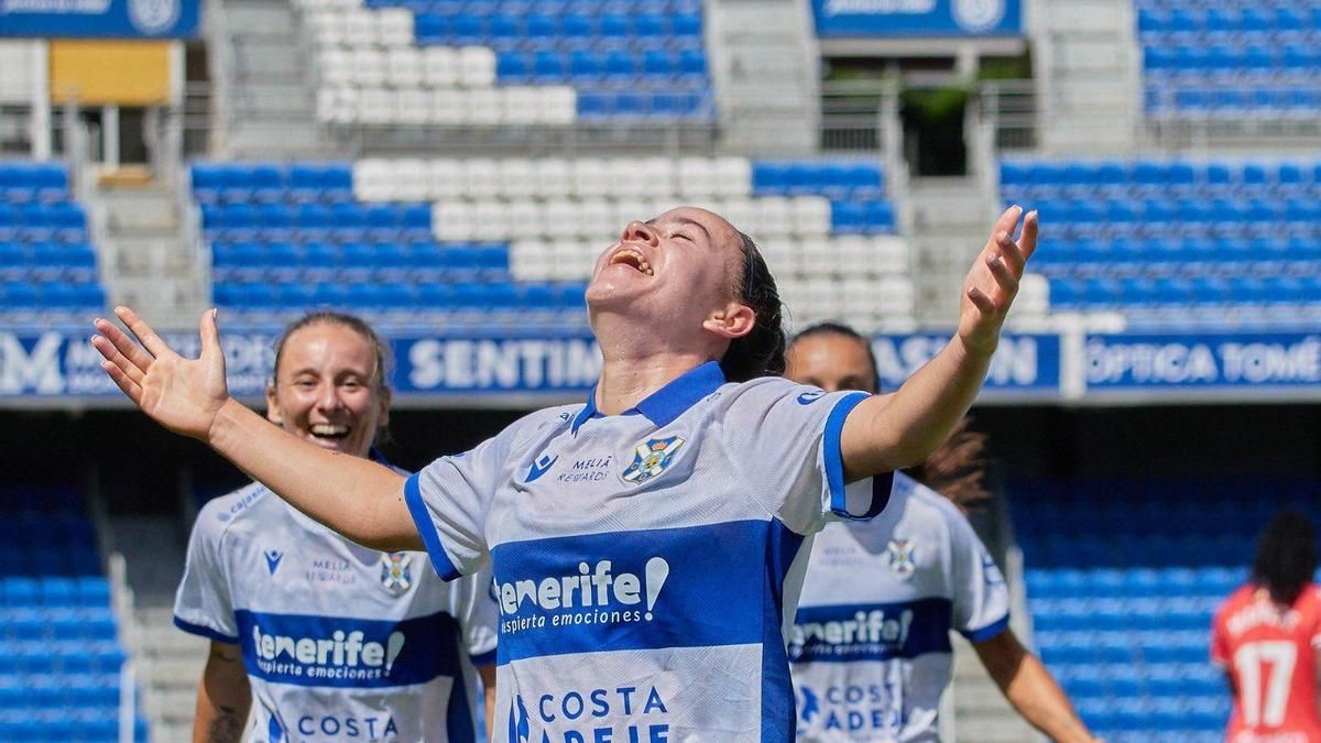 Iratxe celebra el gol de la remontada del Costa Adeje Tenerife ante el Logroño United
