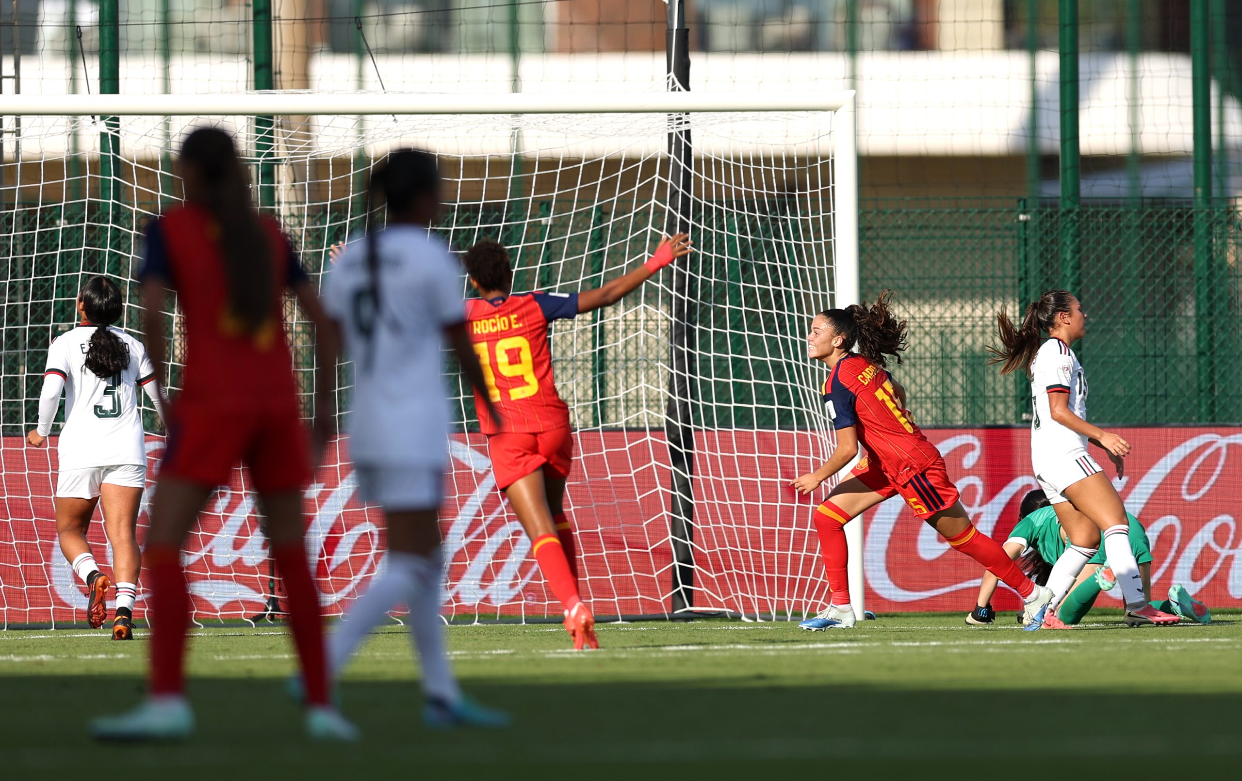 Carolina Ferrera celebra el primer gol de España ante México en el Mundial sub-17 femenino de Rabat