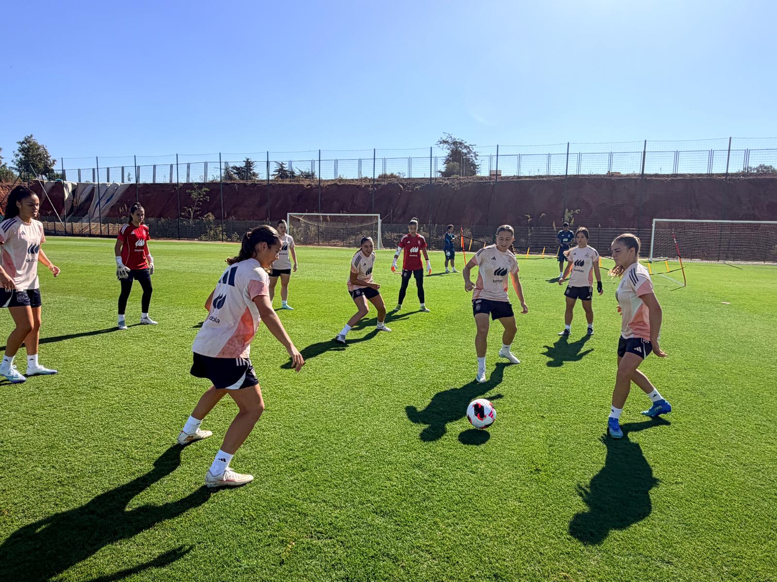 Jugadoras de la selección española sub-17 femenina entrenan en Rabat antes del partido ante Australia en el Mundial