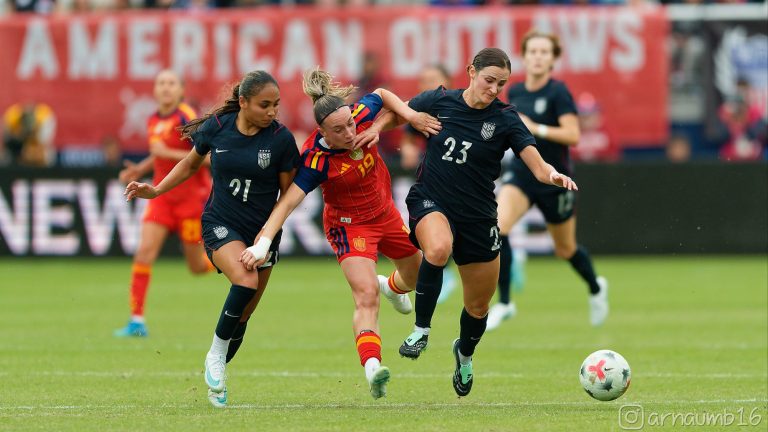 Eva Navarro conduce el balón ante dos jugadoras de Estados Unidos en el amistoso del Audi Field de Washington