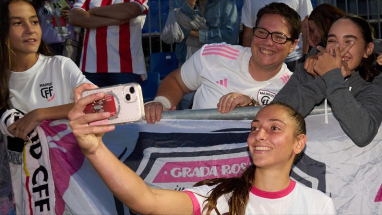 Sandra Villafañe celebra con la afición del Madrid CFF en la Liga F Moeve 2026/27