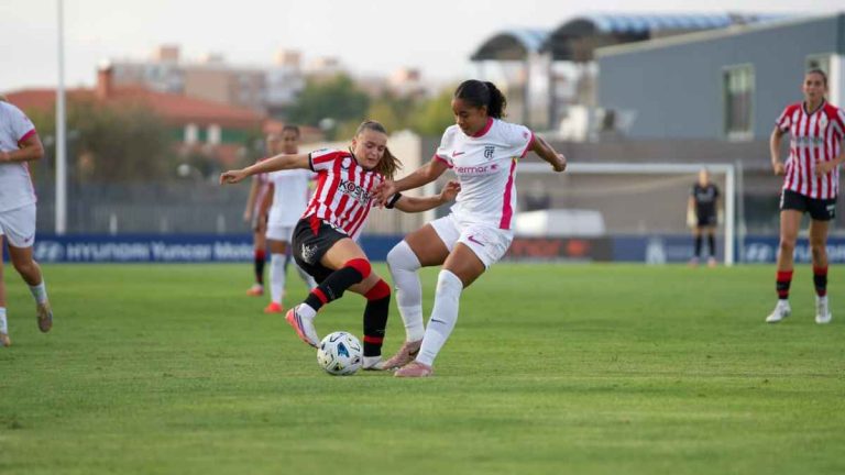 Sara Ortega conduce el balón en el Madrid CFF-Athletic Club de la jornada 6 de Liga F en el Fernando Torres