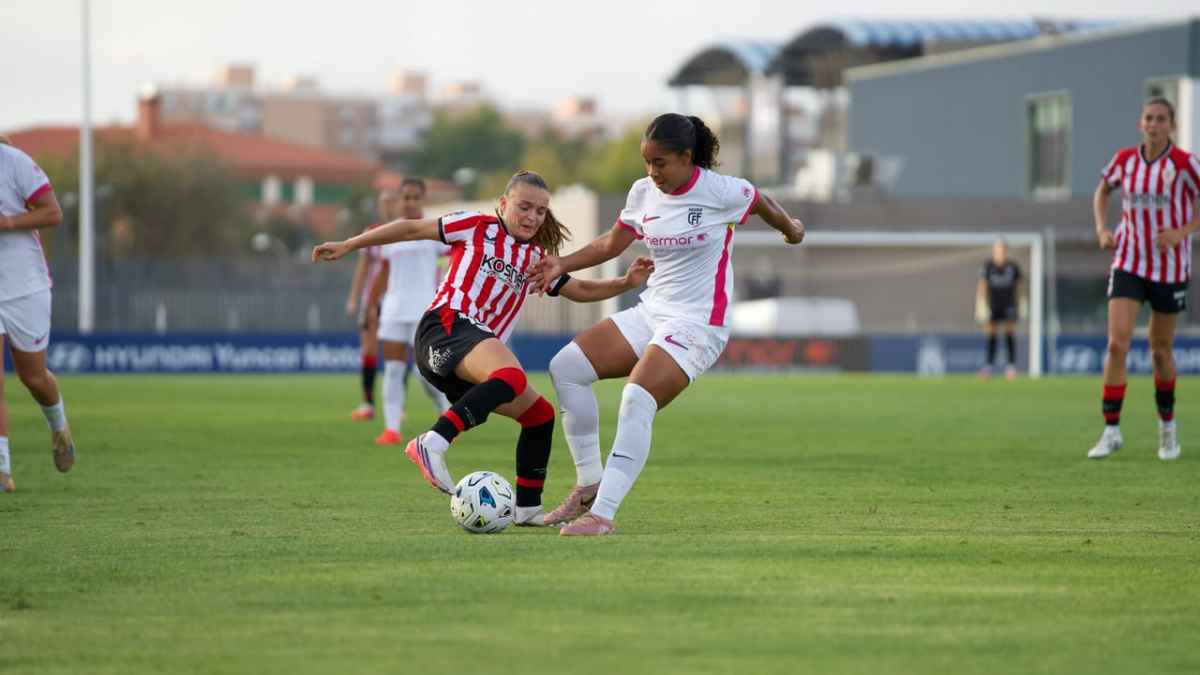 Sara Ortega conduce el balón en el Madrid CFF-Athletic Club de la jornada 6 de Liga F en el Fernando Torres