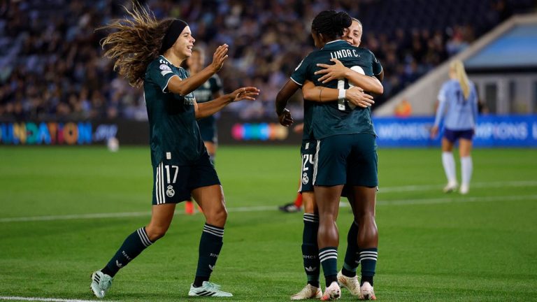 Jugadoras del Real Madrid celebran el gol de Linda Caicedo ante el Manchester City en el Joie Stadium