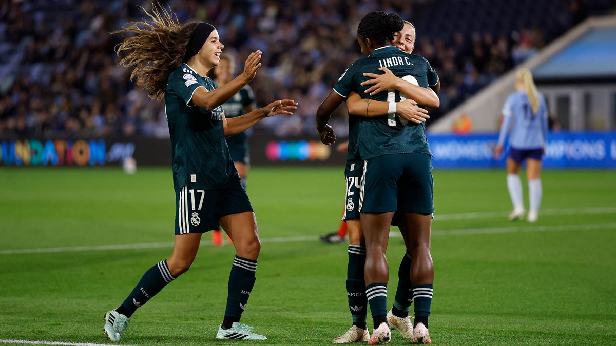 Jugadoras del Real Madrid celebran el gol de Linda Caicedo ante el Manchester City en el Joie Stadium