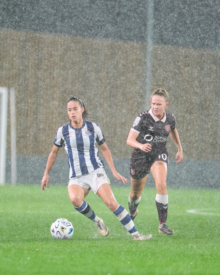 Jugadoras de la Real Sociedad y del Hearts bajo la lluvia en Zubieta en la Women's Europa Cup