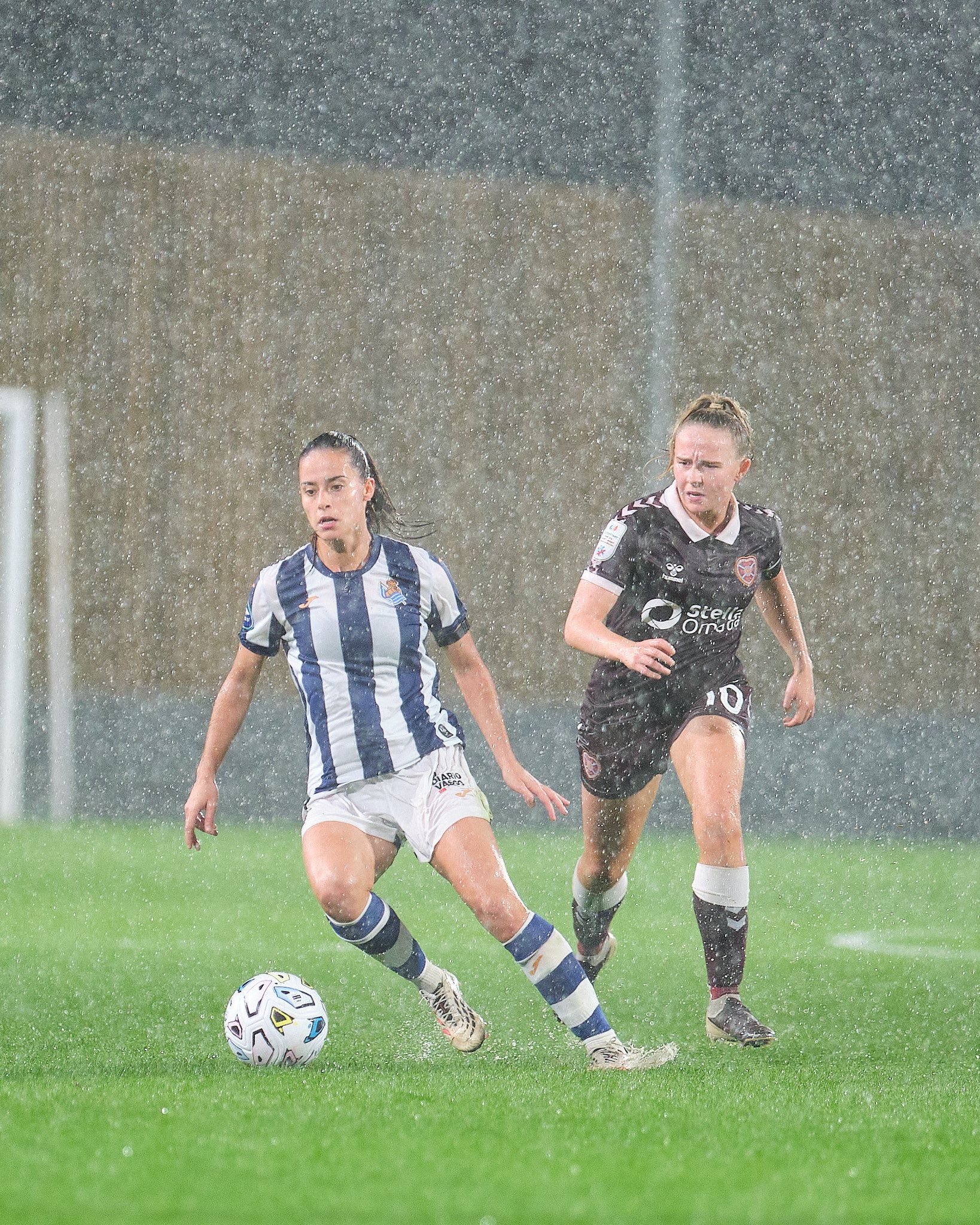 Jugadoras de la Real Sociedad y del Hearts bajo la lluvia en Zubieta en la Women's Europa Cup