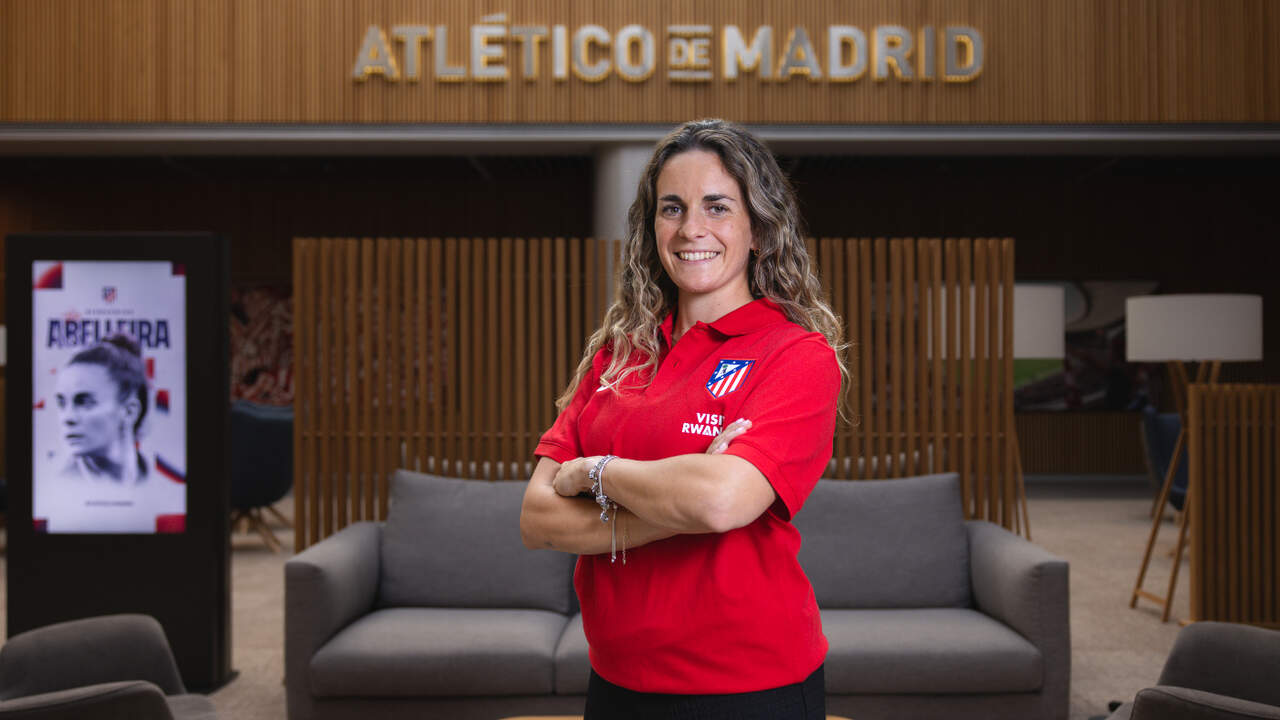 Tere Abelleira posa con la camiseta del Atlético de Madrid tras su fichaje